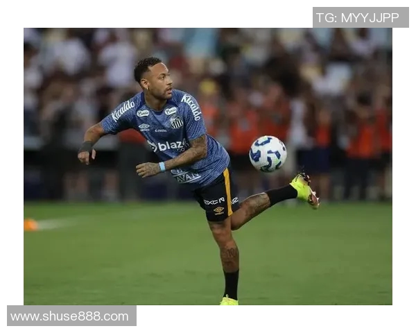 足球明星亲自剪短裤展现个性风格引发球迷热议