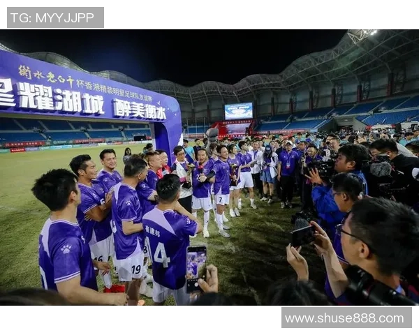 足球明星华丽着装进场引领时尚潮流展现个性魅力与运动精神