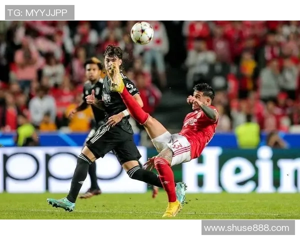 足球明星踢球经典动作解析与技巧分享让你也能成为球场上的焦点