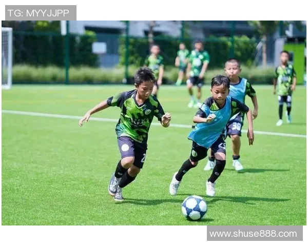 从小球场到世界舞台足球明星们的成长故事与梦想追逐