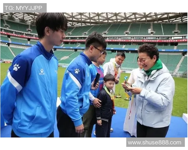 在饭店偶遇足球明星的奇妙经历与难忘瞬间分享
